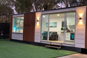 Tiny House in Belconnen 1BR Wine Netflix Wifi Carport